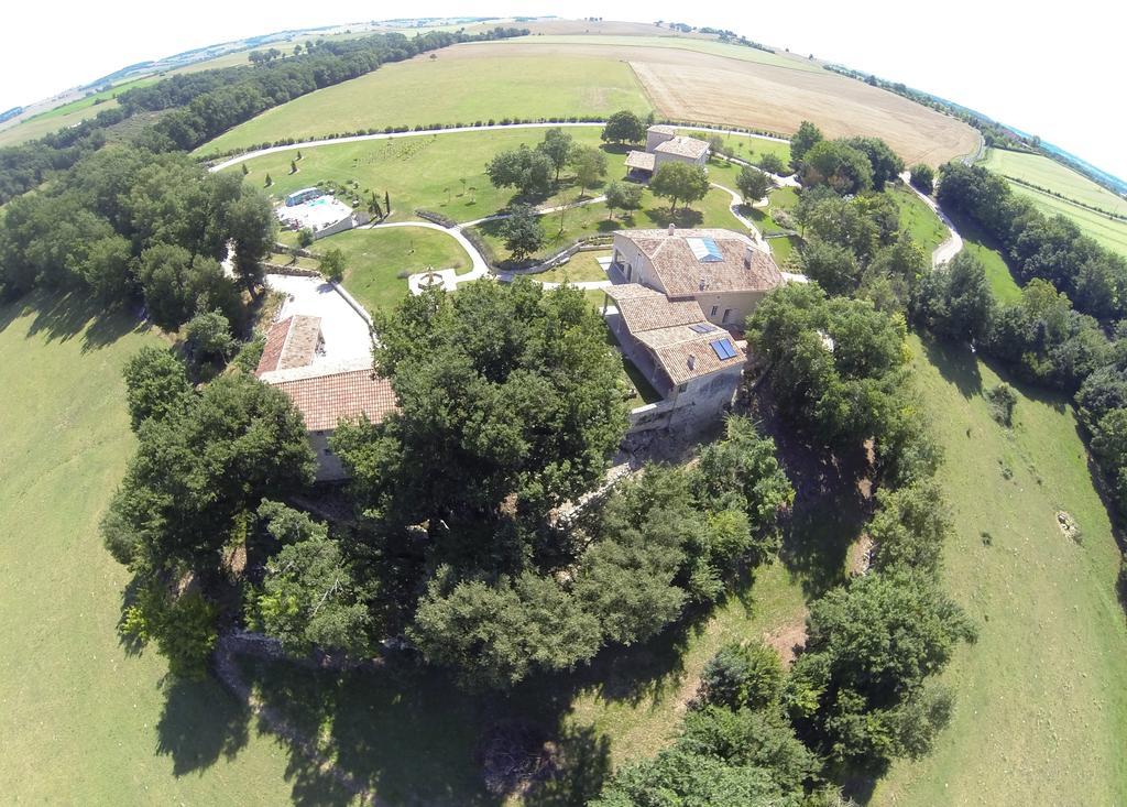 Chambres D'Hotes Domaine De Nazere Avezan Exterior foto